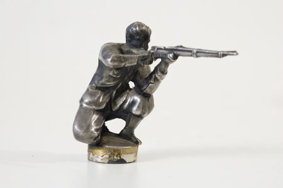 Soldat med gevär i metall