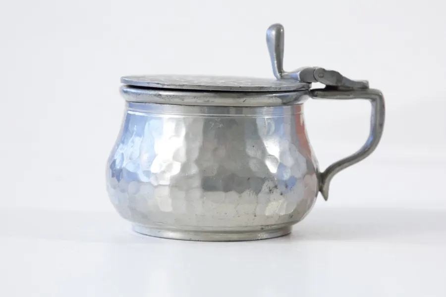 SENAPSBURK med sked, tenn och färgat glas, Craftsman Pewter, Sheffield, England, omkring 1910.