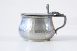 SENAPSBURK med sked, tenn och färgat glas, Craftsman Pewter, Sheffield, England, omkring 1910.
