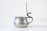 SENAPSBURK med sked, tenn och färgat glas, Craftsman Pewter, Sheffield, England, omkring 1910.