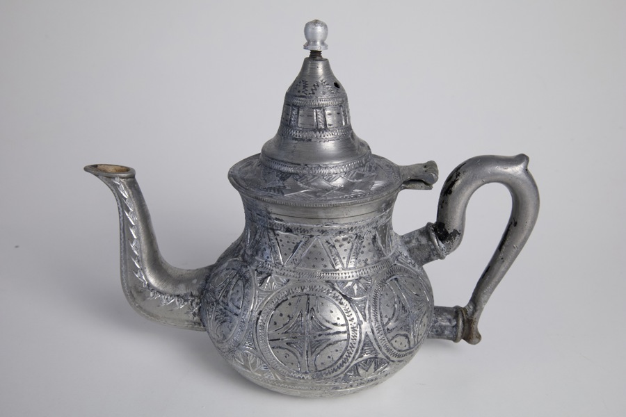 Orientalisk tekanna i graverad metall, 1900-tal