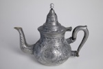 Orientalisk tekanna i graverad metall, 1900-tal
