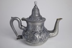 Orientalisk tekanna i graverad metall, 1900-tal