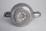 Orientalisk tekanna i graverad metall, 1900-tal