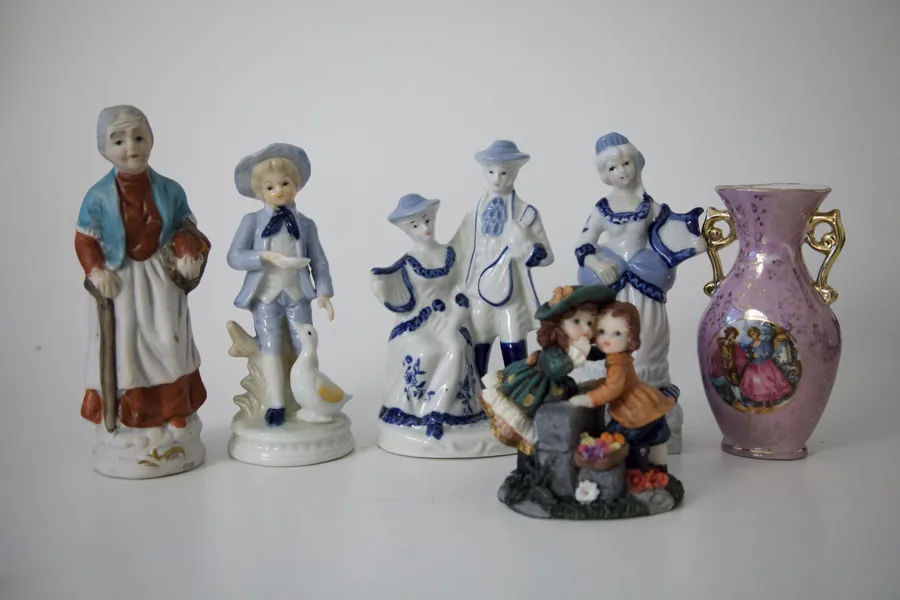 Porslinsfigurer & vas – 6 delar – klassisk dekor