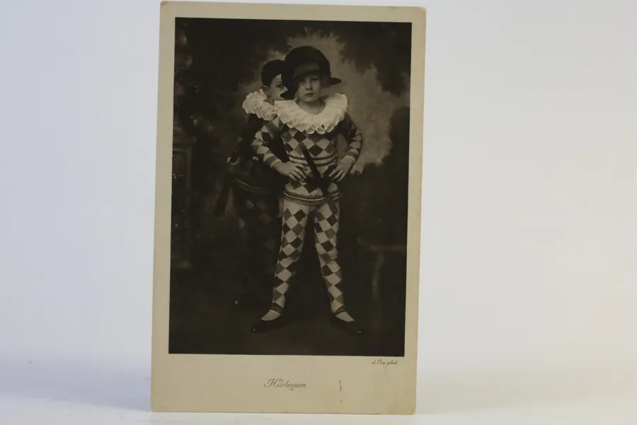 DORA KALLMUS (1881-1963) ALIAS MADAME D'ORA. Vykort Harlequin The two brothers Seppanoio.