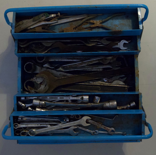 Verktygslåda i metall med blandade handverktyg