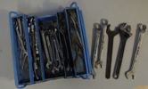 Verktygslåda i metall med blandade handverktyg