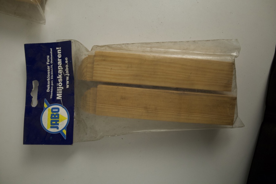 Parti dekorklossar / sockelklossar i furu – JABO m.fl., inner- & ytterhörn