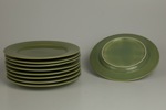 8 tallrikar, grön glasyr, 1900-talets senare del