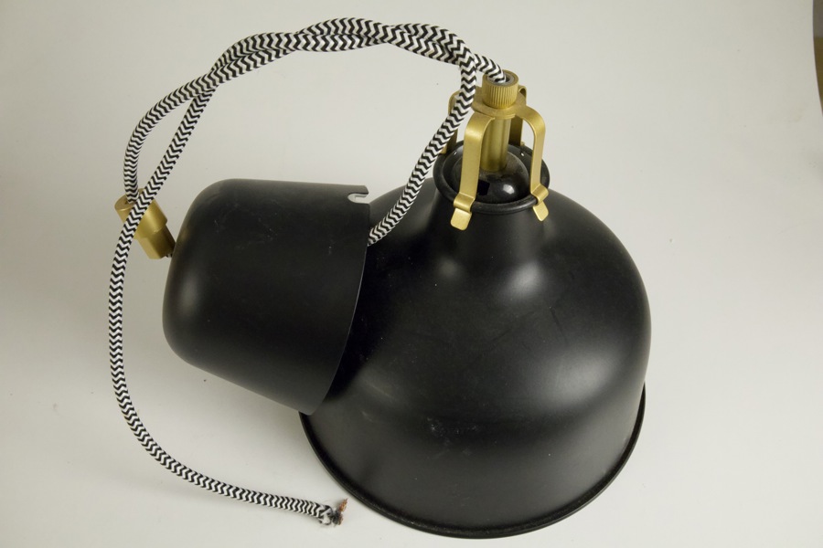 Pendellampa i industriell stil, svart/metall med mässingsdetaljer