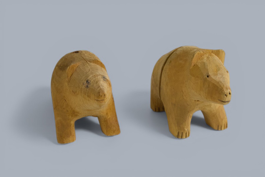 Två handsnidade träfigurer – björnar, 1900-tal