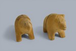 Två handsnidade träfigurer – björnar, 1900-tal