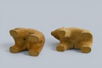 Två handsnidade träfigurer – björnar, 1900-tal