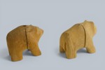 Två handsnidade träfigurer – björnar, 1900-tal