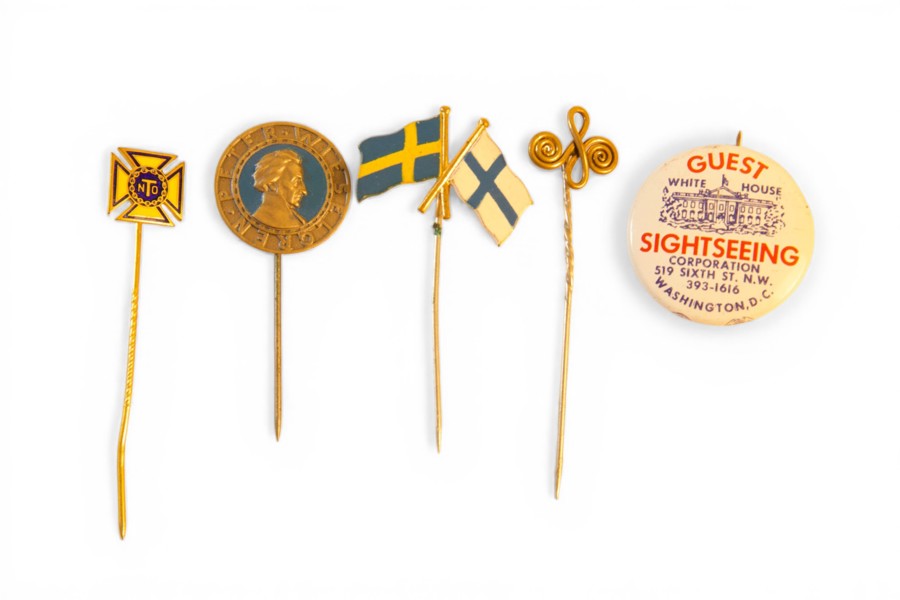 Parti äldre nål- & stickmärken, Sverige / Finland / USA