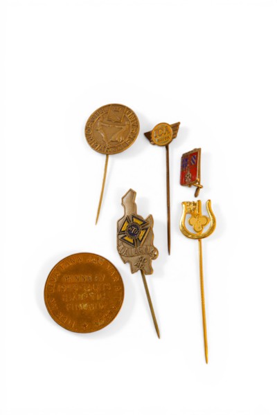 Parti märken & medalj, bl.a. “Minne av 1940-talets hjälp till Finland”