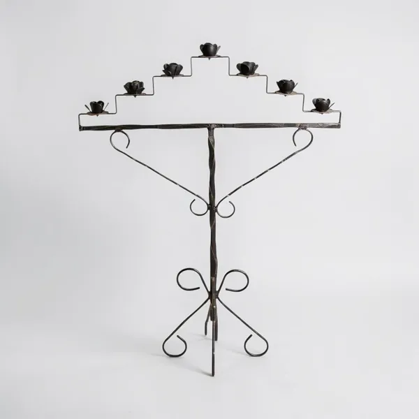GOLVLJUSSTAKE, 1900-talets andra hälft, 7 ljuspipor, smide, svartmålat.