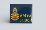 FIS. VM PÅ SKIDOR FALUN 1974. Emaljerad deltagar- / souvenirnål.