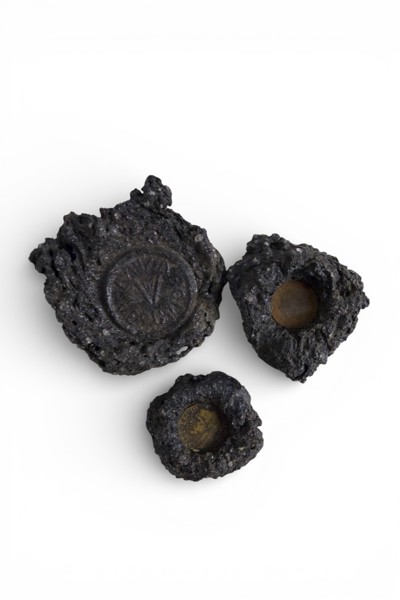 VESUVIUS / NAPOLI – LAVASTEN MED INNESLUTNA MYNT, 3 st
Vesuvius lava souvenir