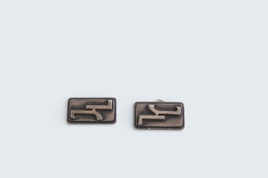 Ett par manschettknappar i rektangulär modell med modernistisk dekor i relief.
