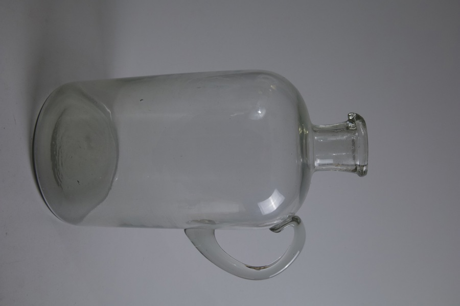 GLASKARAFF / GLASFLASKA, munblåst glas med handtag