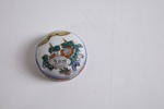 Dekorativ lockurna i porslin med polykrom dekor i rött, blått och guld i klassisk Imari-stil.