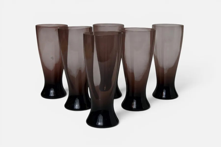 ölglas eller större dricksglas i röklila glas