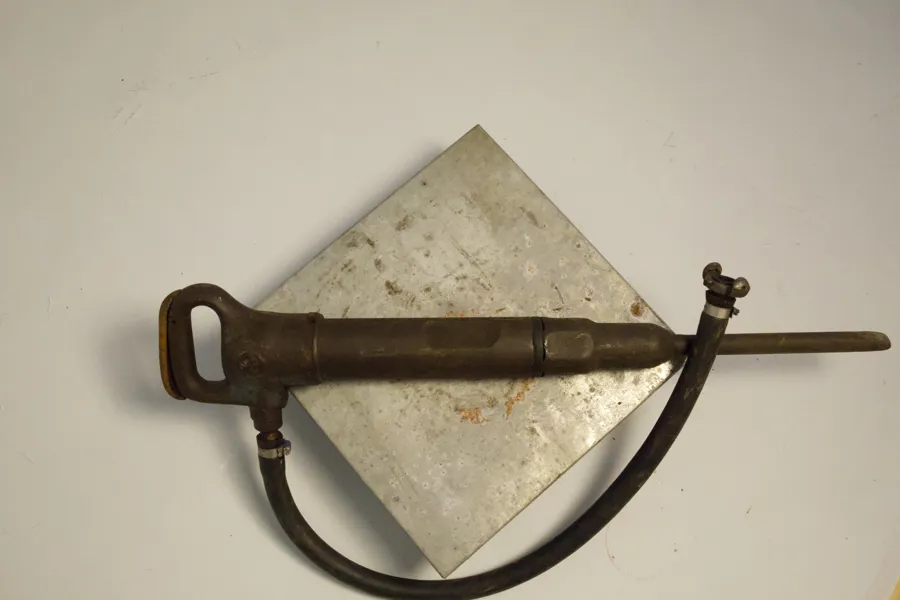 ÄLDRE PNEUMATISK MEJSELHAMMARE / CHIPPING HAMMER