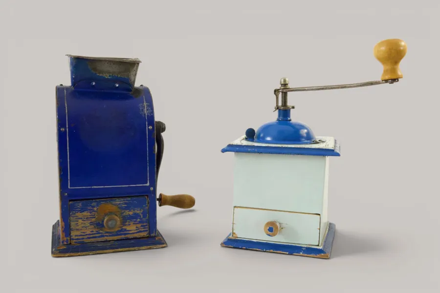 Kaffekvarnar, 2 st, blå/vit, 1900-talets första hälft/mitt