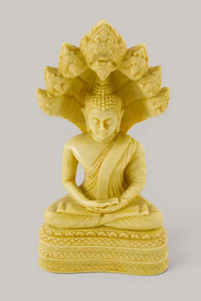 Buddha under sjuhövdad Naga, skulptur, sannolikt resin/komposit