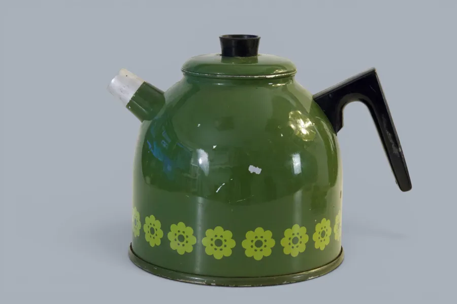 Ovanlig retro kaffepanna i grön emalj med blomdekor, 1960-/70-tal