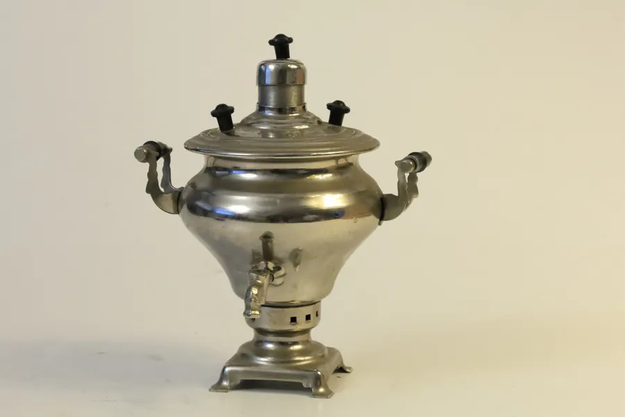 SAMOVAR, förnicklad metall, sannolikt Ryssland eller Östeuropa, 1900-talets första hälft.