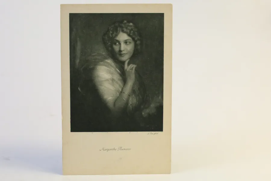 MADAME D’ORA, efter fotografi, porträtt av Margarethe Thumann, Wien, omkring 1915–1916. Proveniens: Henry B. Goodwins privata samling.