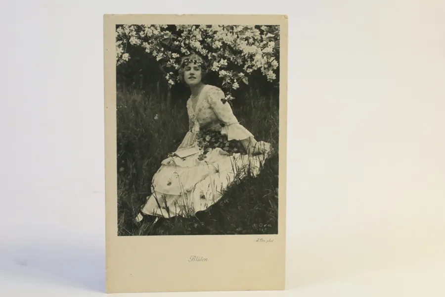 MADAME D’ORA, efter fotografi, ”Blüten”, Wien 1915. Proveniens: Henry B. Goodwins privata samling.