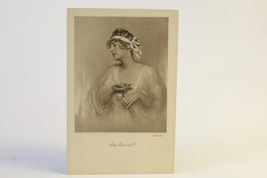 MADAME D’ORA, efter fotografi, porträtt av ”Frau Mariella P.”, Wien, omkring 1910–1916. Proveniens: Henry B. Goodwins privata samling.