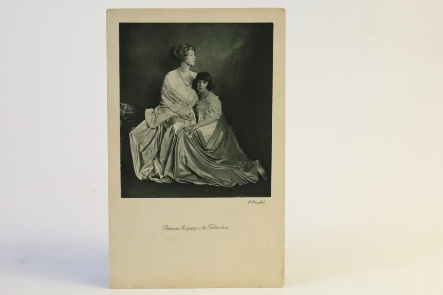 MADAME D’ORA, efter fotografi, ”Baronin Morpurgo und ihr Töchterchen”, Wien, omkring 1915–1916. Proveniens: Henry B. Goodwins privata samling.