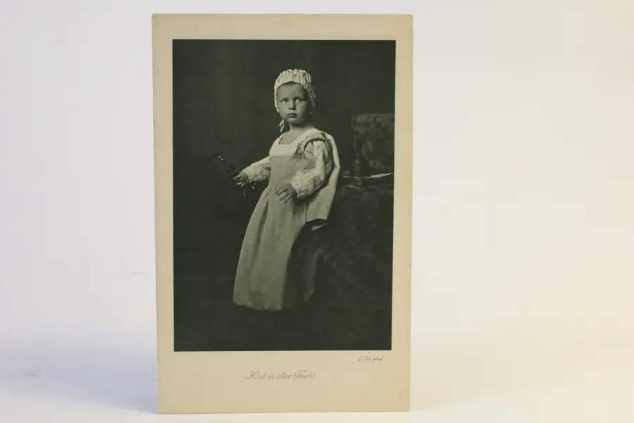 MADAME D’ORA, efter fotografi, ”Kind in alter Tracht”, Wien, omkring 1910–1916. Proveniens: Henry B. Goodwins privata samling.