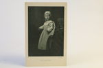 MADAME D’ORA, efter fotografi, ”Kind in alter Tracht”, Wien, omkring 1910–1916. Proveniens: Henry B. Goodwins privata samling.