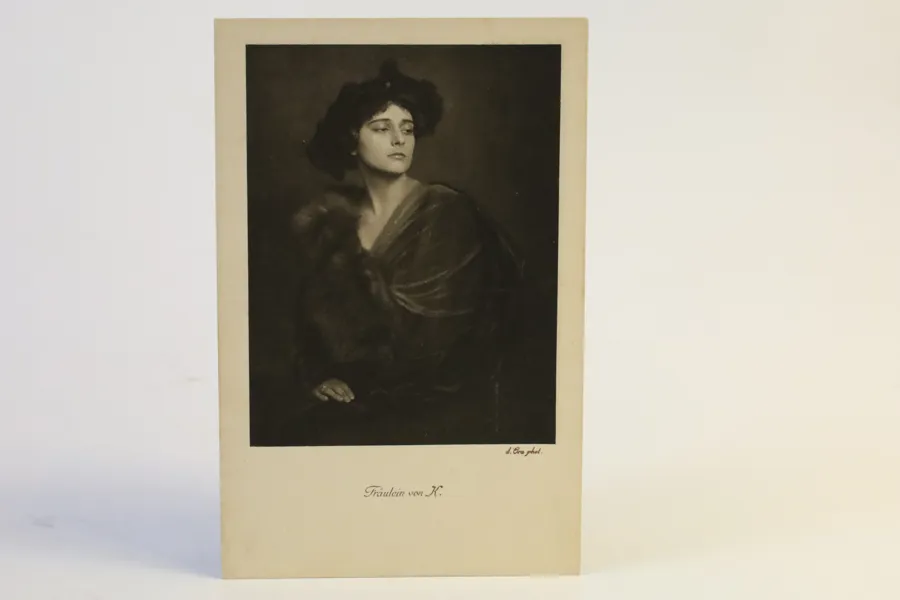 MADAME D’ORA, efter fotografi, porträtt av ”Fräulein von K.”, Wien, omkring 1910–1916. Proveniens: Henry B. Goodwins privata samling.