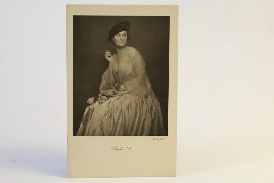 MADAME D’ORA (DORA KALLMUS, 1881–1963), ”Fräulein D.”, fotografiskt konstkort, Wien, omkring 1910–1915.