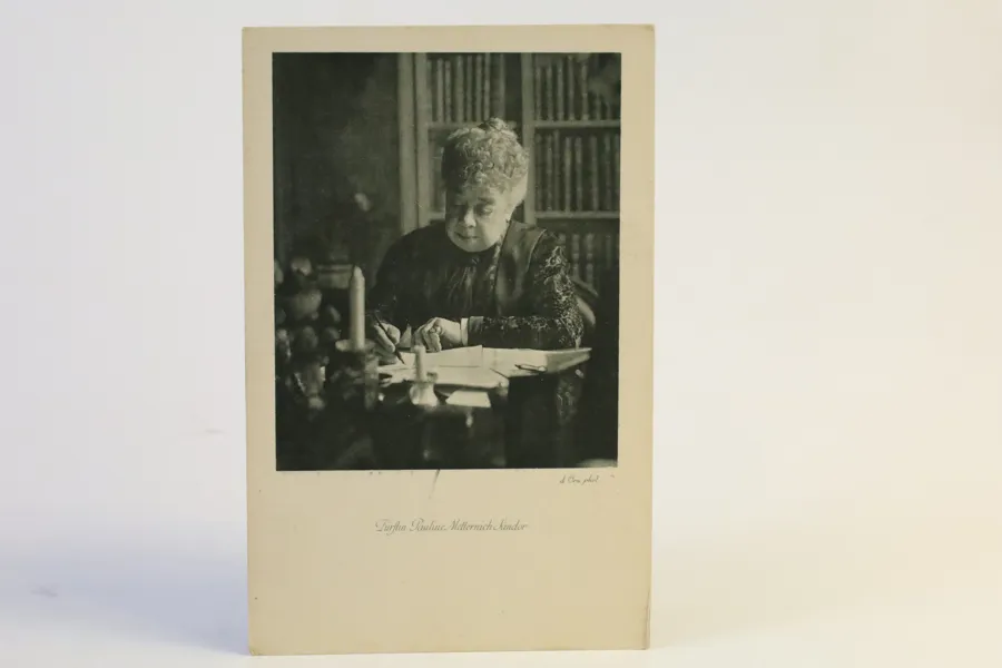 MADAME D’ORA (DORA KALLMUS, 1881–1963), porträtt av furstinnan Pauline von Metternich-Sándor, fotografiskt konstkort, Wien, omkring 1910–1915.