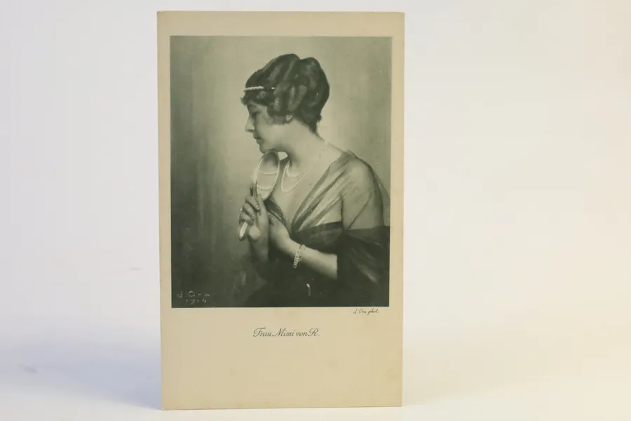 MADAME D’ORA (DORA KALLMUS, 1881–1963), ”Frau Mimi von R.”, fotografiskt konstkort, Wien 1914.