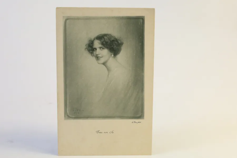 MADAME D’ORA (DORA KALLMUS, 1881–1963), ”Frau von Sz.”, fotografiskt konstkort, Wien 1914.