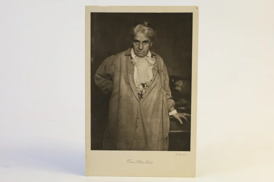 MADAME D’ORA (DORA KALLMUS, 1881–1963), porträtt av Tina Blau-Lang, fotografiskt konstkort, Wien, omkring 1910–1915.