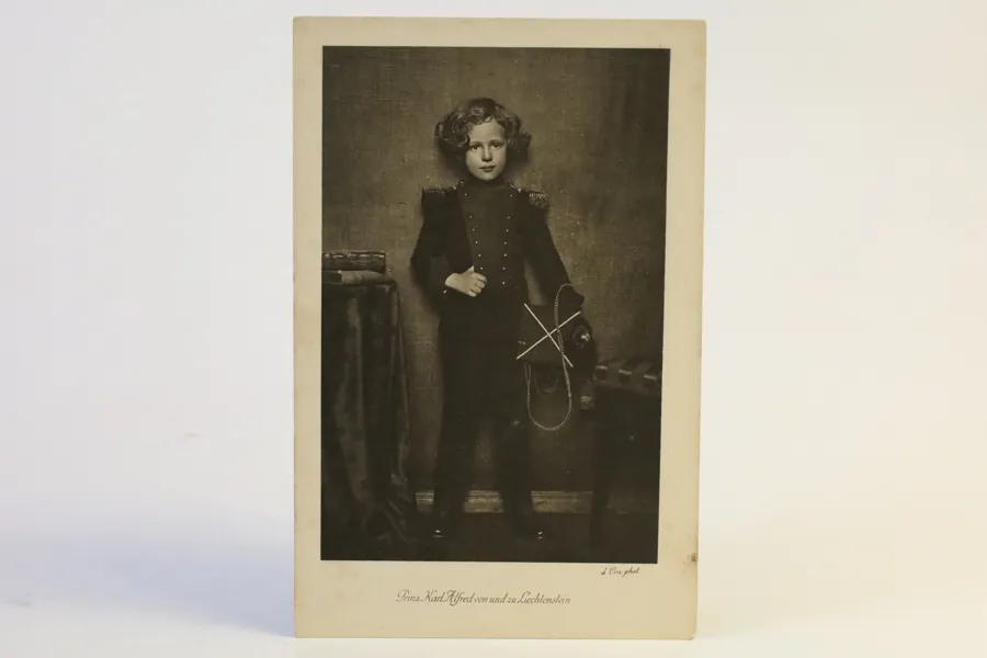 MADAME D’ORA (DORA KALLMUS, 1881–1963), porträtt av prins Karl Alfred von und zu Liechtenstein, fotografiskt konstkort, Wien, omkring 1914–1916.