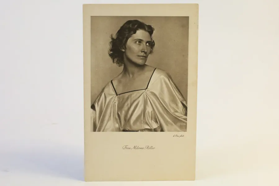 D’ORA, DORA KALLMUS. Mileva Roller, fotografiskt konstkort, ur Henry B. Goodwins privata samling, Wien omkring 1910.