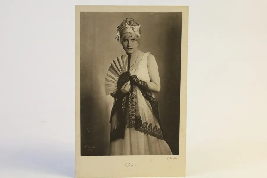 D’ORA, ”Dora”, fotografiskt konstvykort 1913, ur Henry B. Goodwins privata samling