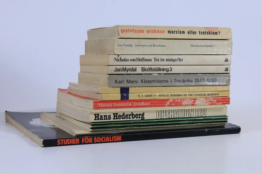 POLITISK LITTERATUR, cirka 15 delar, Marx, Lenin, Trotskij, Jan Myrdal samt svensk kommunistisk studielitteratur, 1960–70-tal.
marxism, kommunism, socialism, trotskism, VPK, KFML, SKP, 