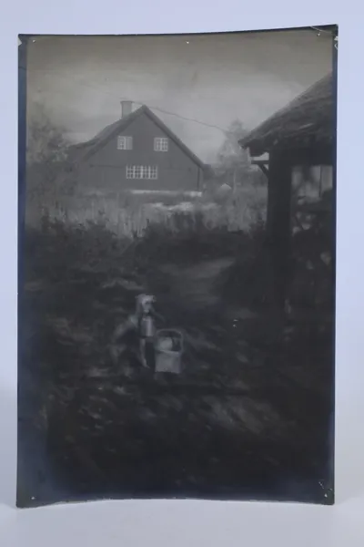 HENRY B. GOODWIN (1878–1931)
”Troll med mjölkflaska och korg”, omkring 1920-talet. Vintage gelatinsilverfotografi.
